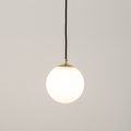 Lampa wisząca z kulistym białym kloszem i mosiądzowaną podkloszówką PIANO 1 33658