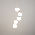 Lampa wisząca z 5 kulistymi białymi kloszami i mosiądzowanymi podkloszówkami PIANO 5 SIGMA 33659
